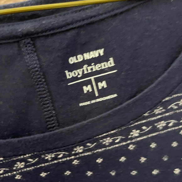 Old navy relaxed boyfriend tee - Picture 4 of 4